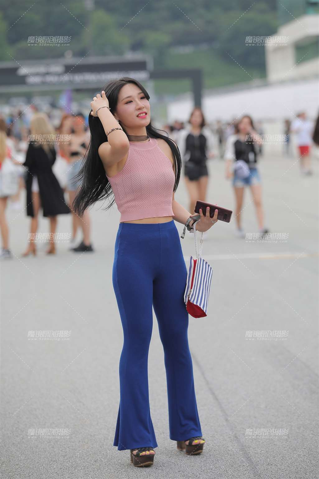 图片[1]-蓝色喇叭裤美**-街拍流行馆