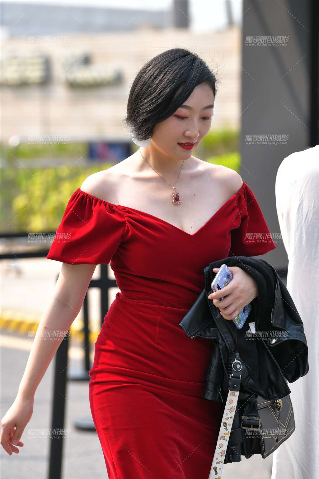 图片[1]-丰腴的女人，嫣红的包臀裙-街拍流行馆