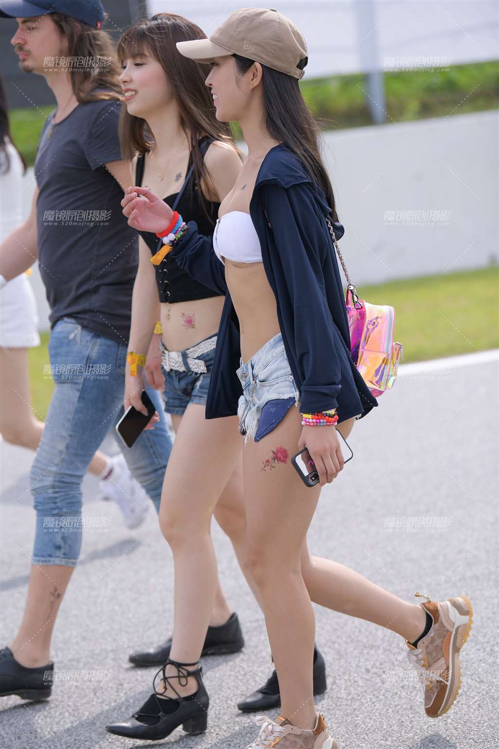 图片[3]-超短热裤鸭舌帽美女-街拍流行馆