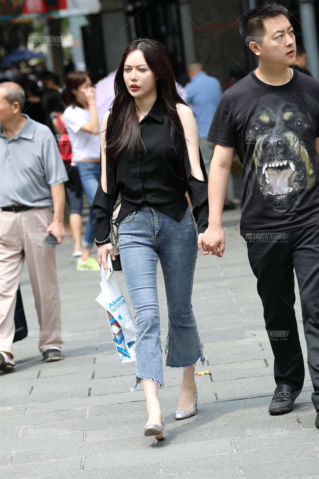 图片[1]-紧身牛仔裤美女-街拍流行馆