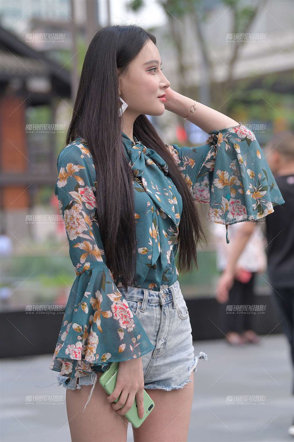 图片[1]-等闺蜜de热裤美女-街拍流行馆