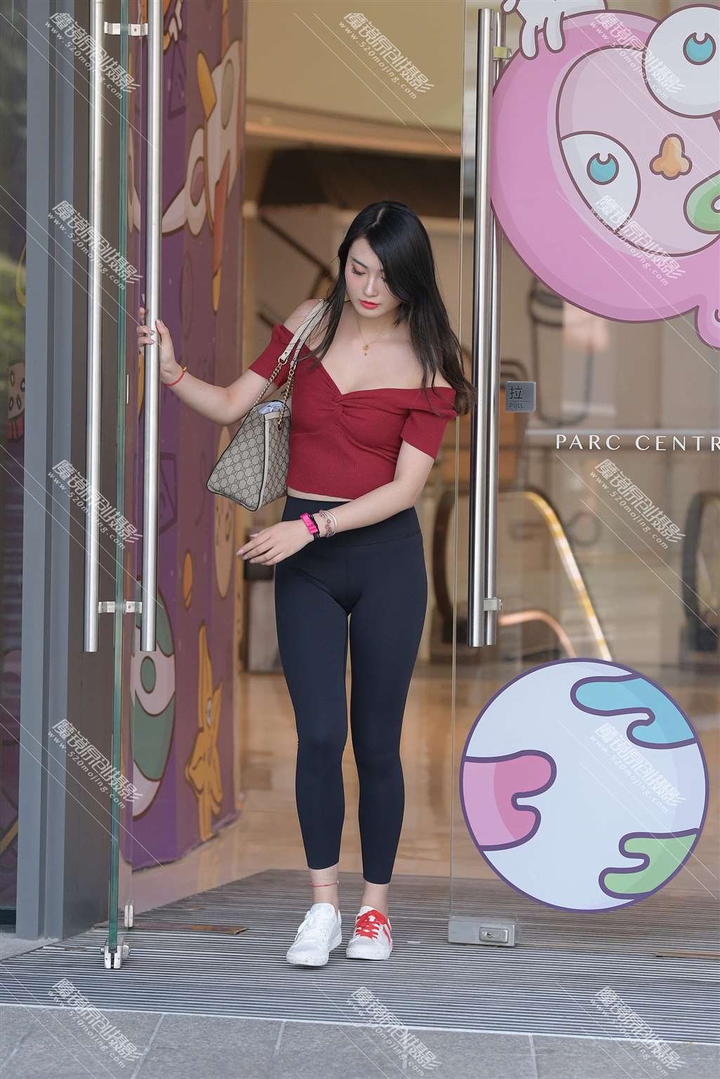 图片[1]-【视觉冲击模拍作品】黑色瑜伽裤美女【套图+视频】-街拍流行馆