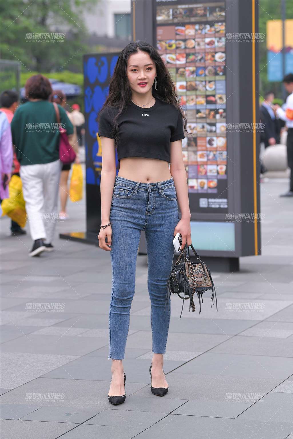 图片[1]-短T恤，紧牛，高跟女友-街拍流行馆