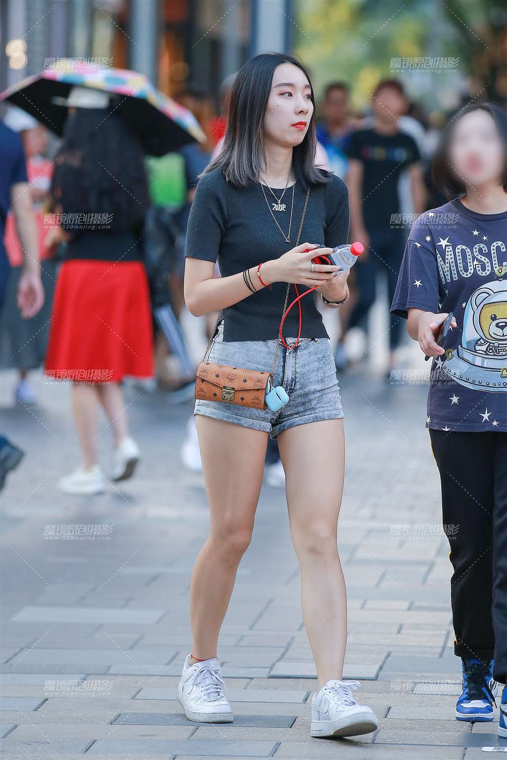 图片[1]-灰色热裤美眉-街拍流行馆