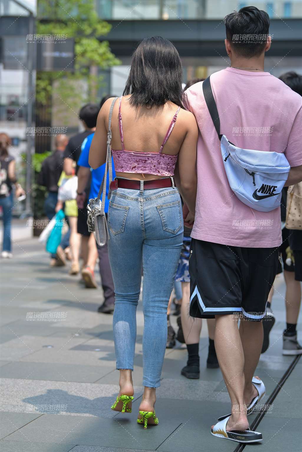 图片[3]-性感，低胸紧牛女友-街拍流行馆