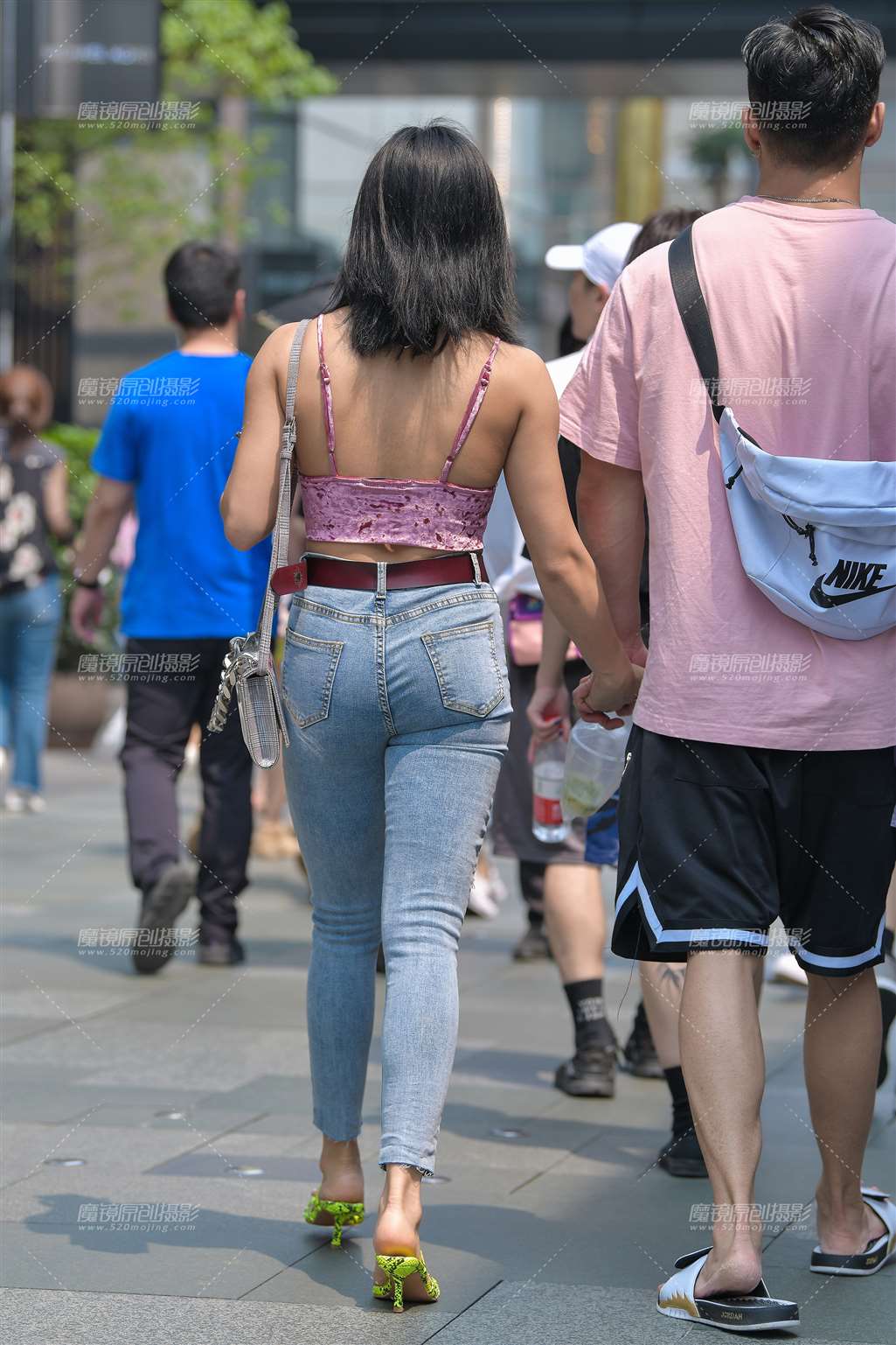 图片[5]-性感，低胸紧牛女友-街拍流行馆