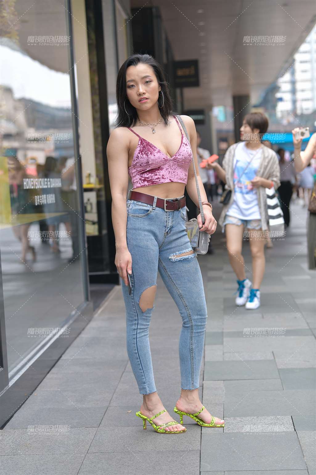 图片[1]-性感，低胸紧牛女友-街拍流行馆