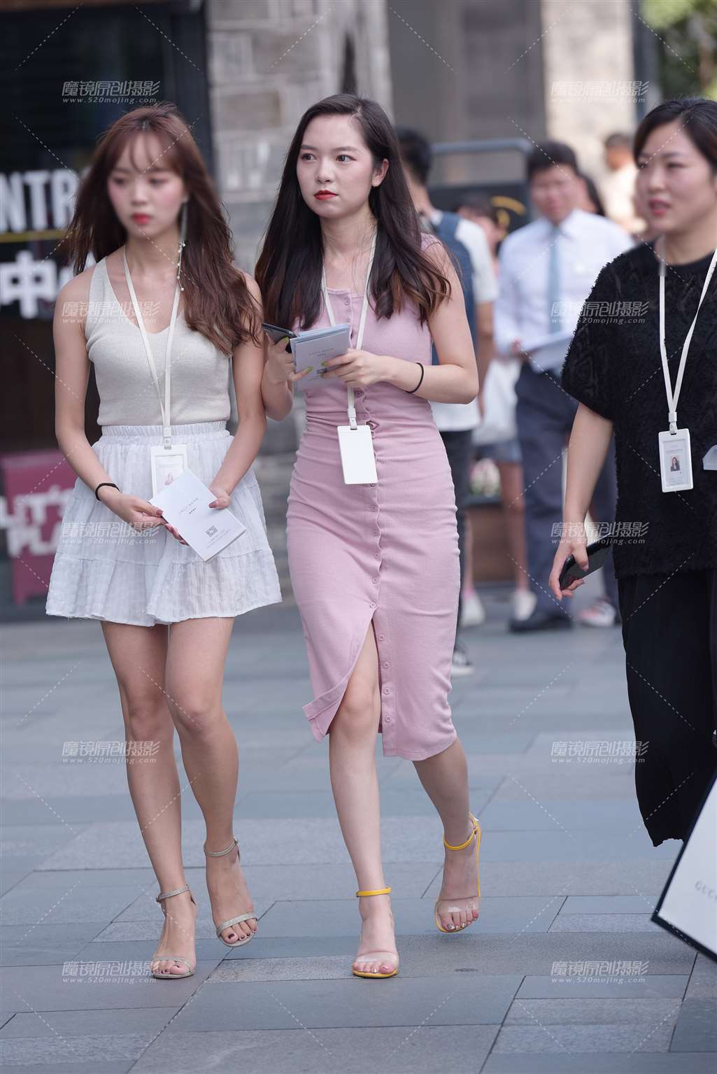 图片[1]-销售的美女-街拍流行馆