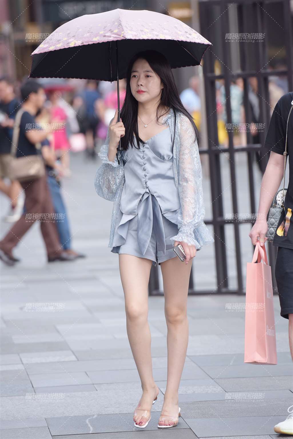 图片[1]-天气好热啊-街拍流行馆