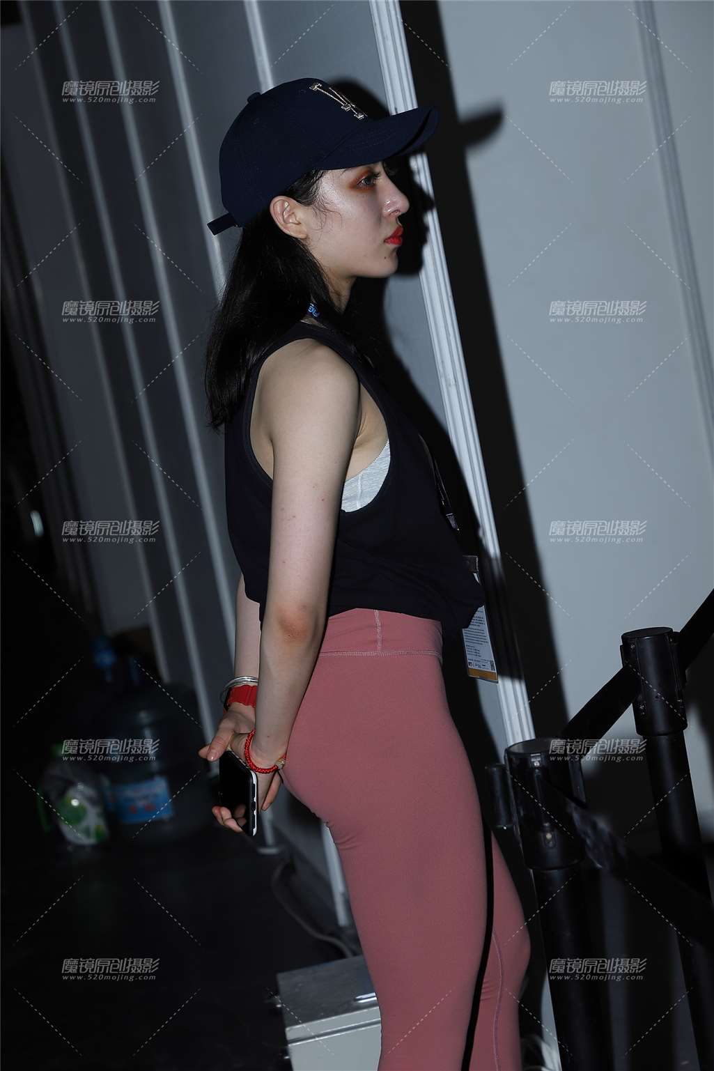 图片[3]-黑色小背心红色紧身运动裤美女-街拍流行馆