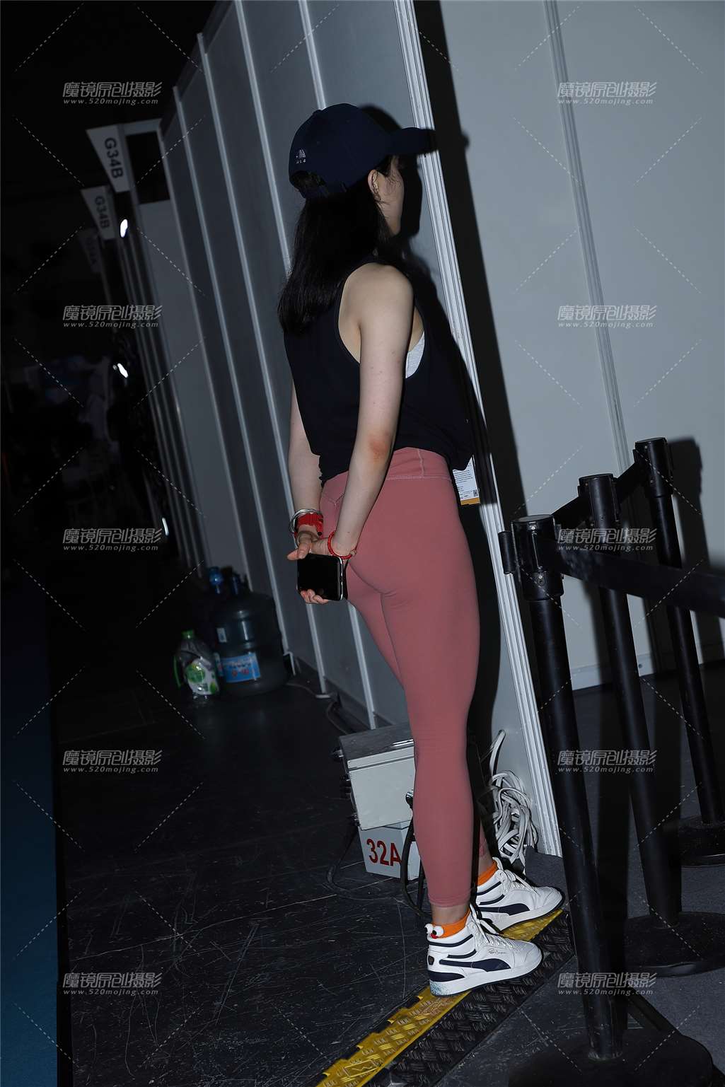 图片[4]-黑色小背心红色紧身运动裤美女-街拍流行馆