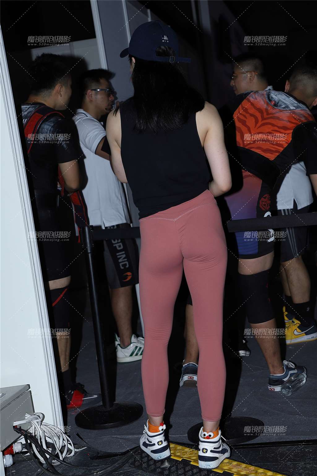 图片[5]-黑色小背心红色紧身运动裤美女-街拍流行馆