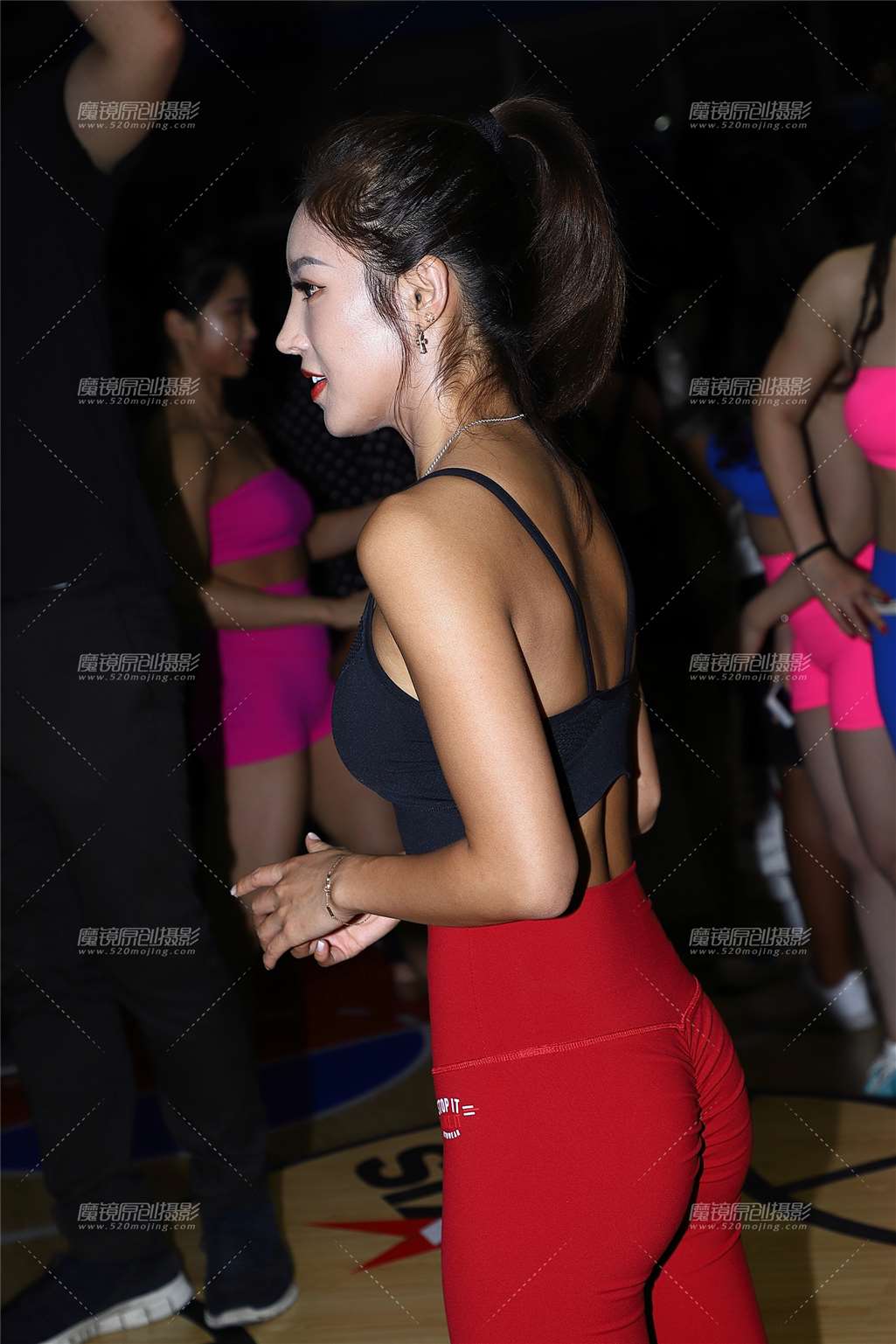 图片[2]-马尾辫红色紧身裤美女-街拍流行馆