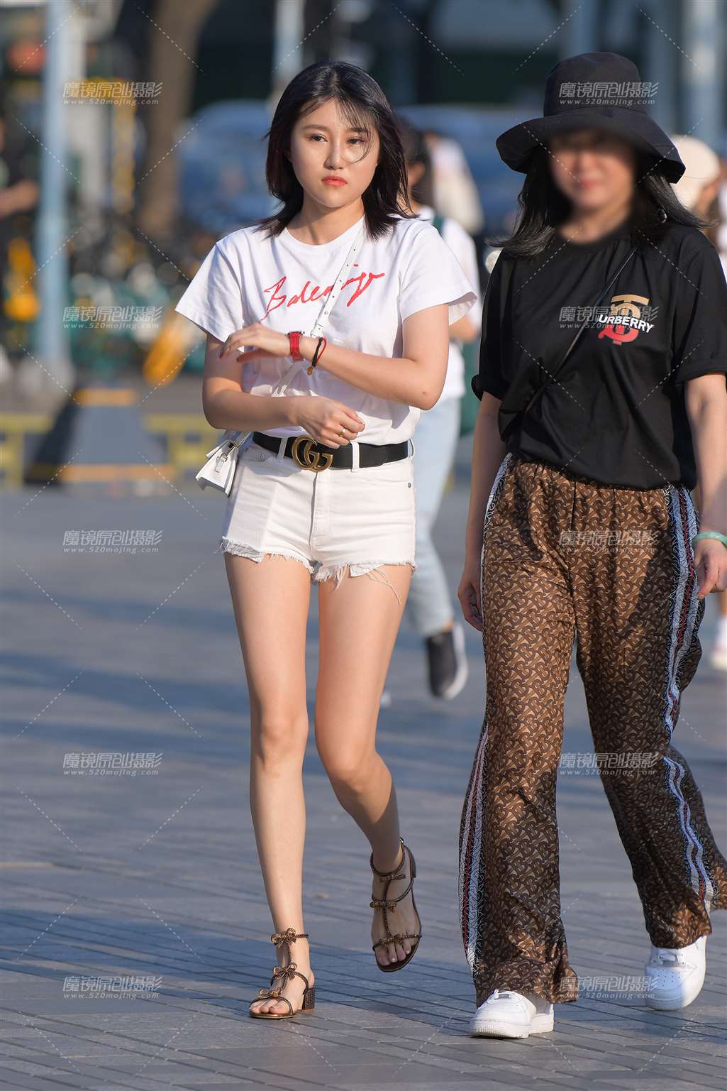 图片[3]-白色热裤美女-街拍流行馆