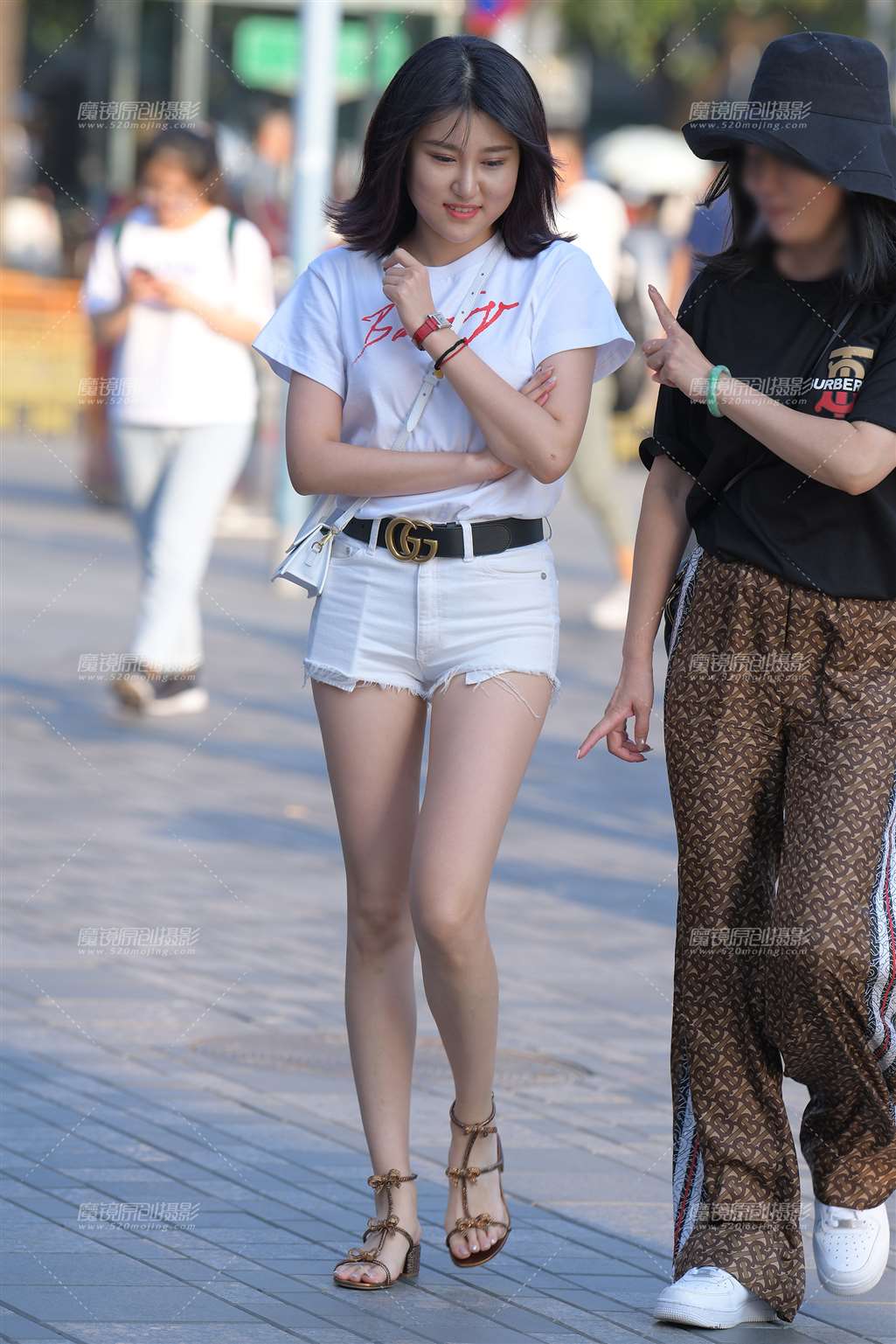 图片[5]-白色热裤美女-街拍流行馆