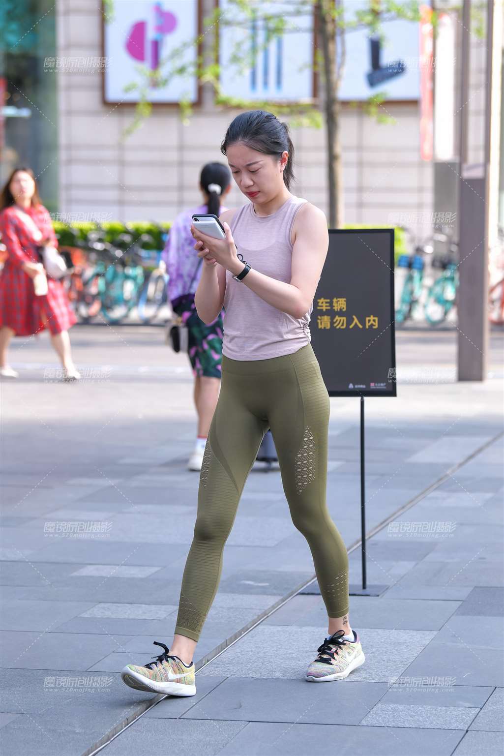 图片[1]-绿色瑜伽裤**-街拍流行馆
