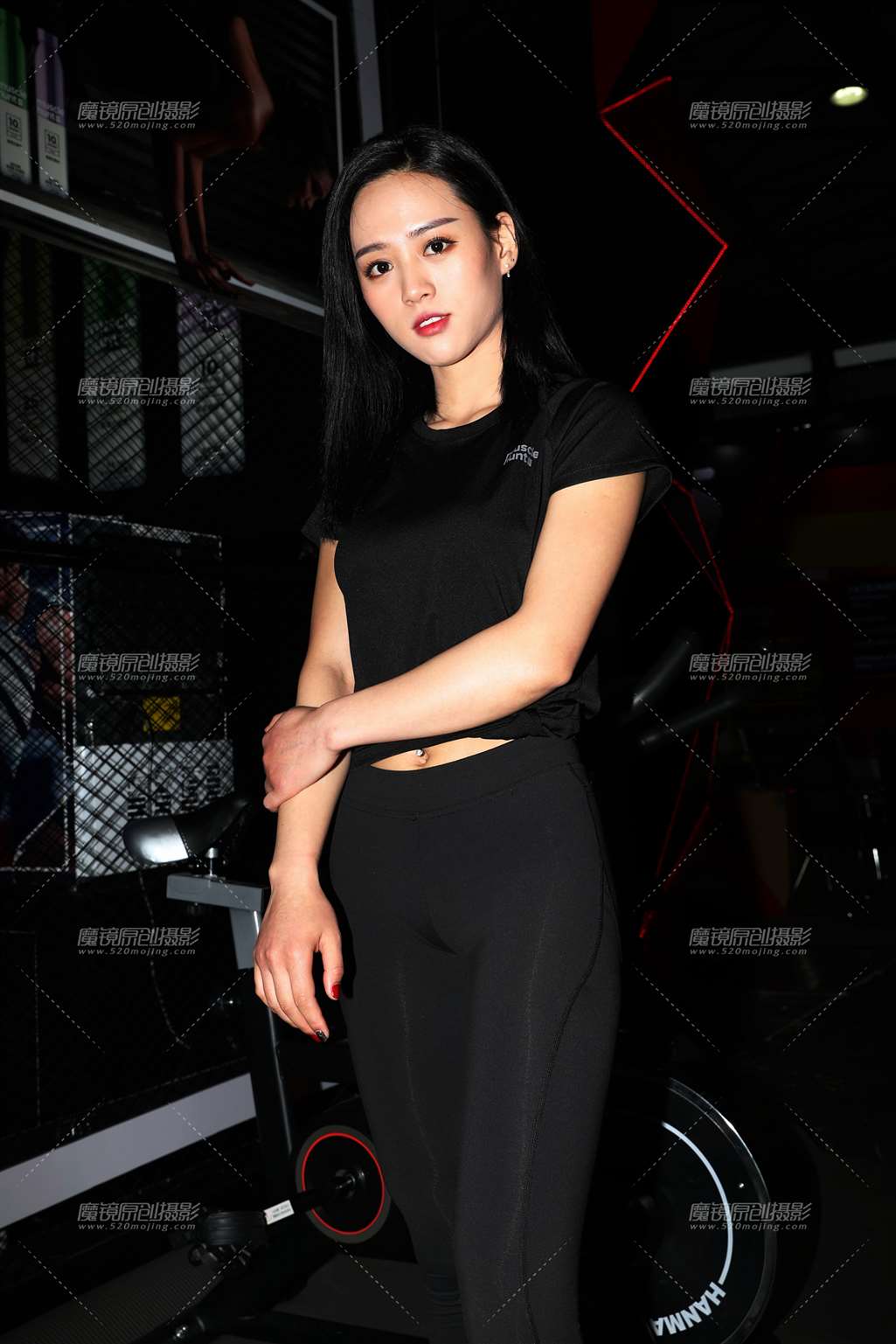 图片[1]-黑色紧身裤美女-街拍流行馆