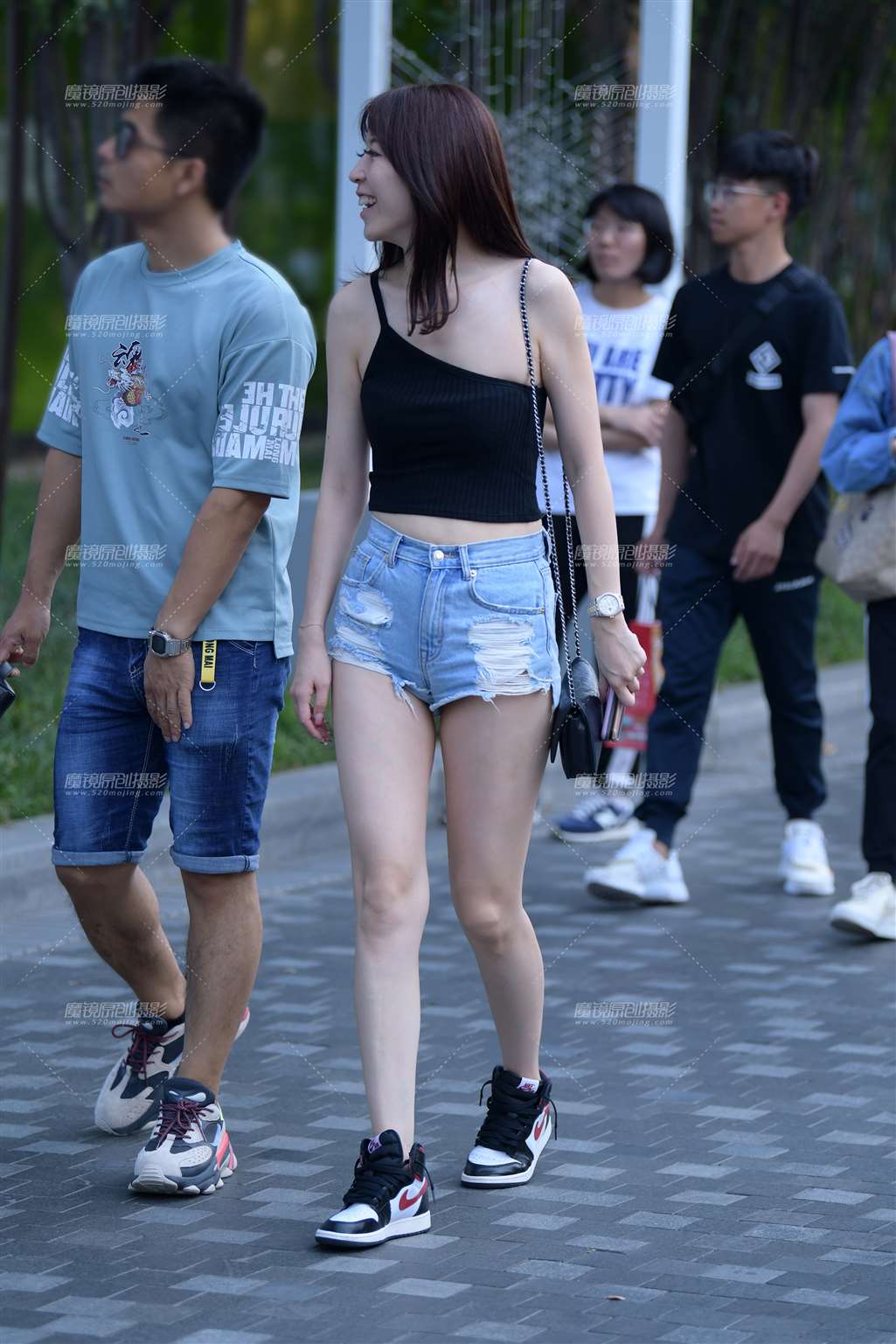 图片[1]-第1565篇高挑热裤美女-街拍流行馆