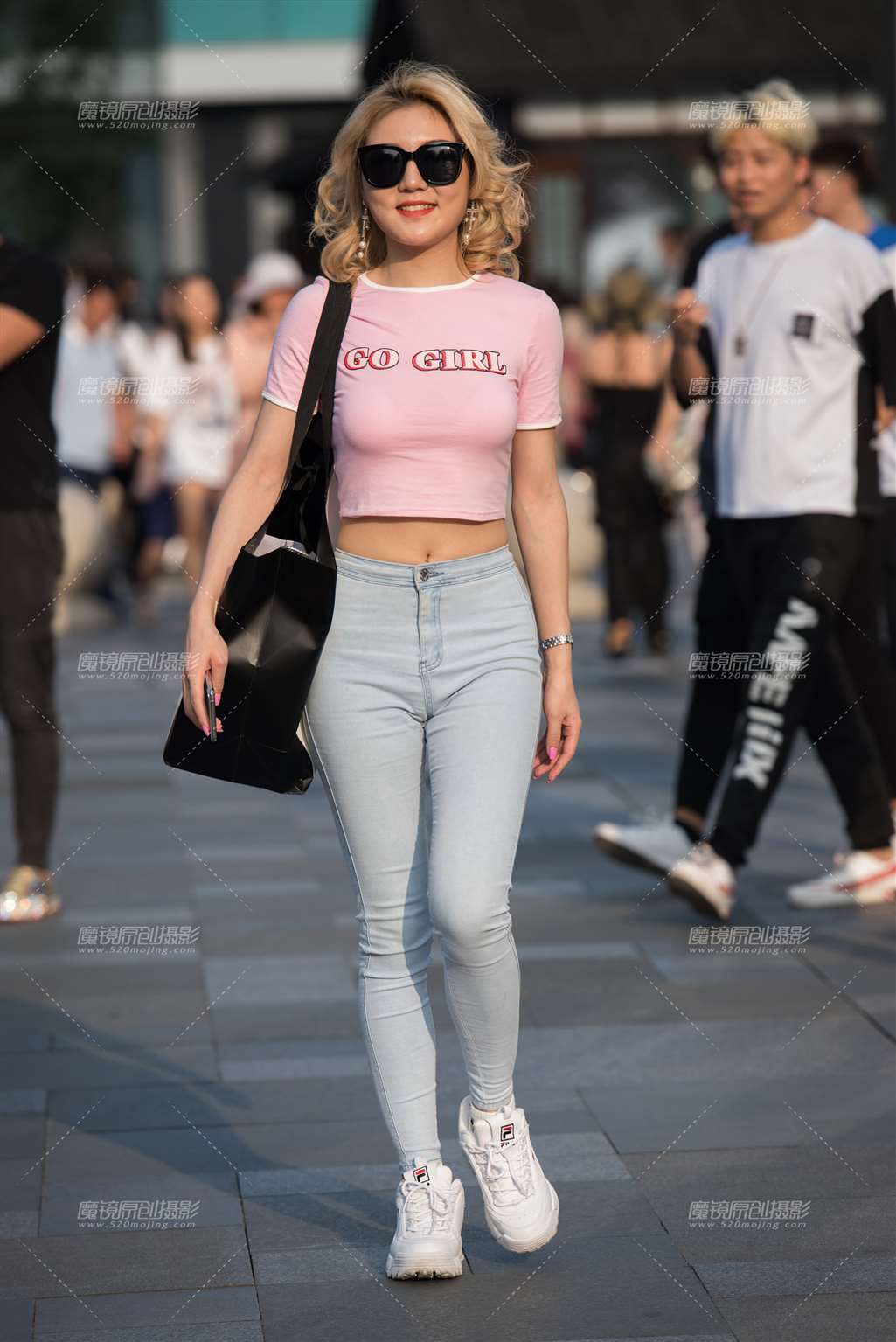 图片[1]-金发美女-街拍流行馆