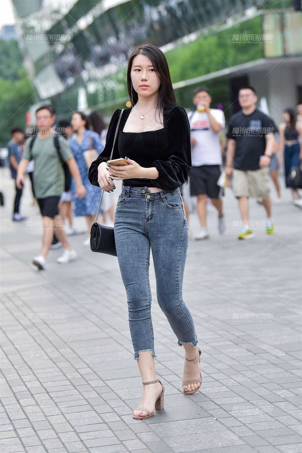 图片[1]-皮肤白皙的铅牛紧身裤美女-街拍流行馆