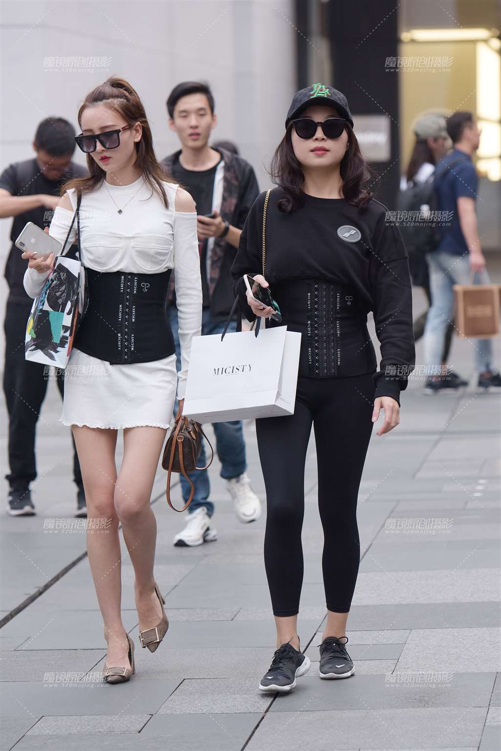 图片[1]-瑜伽裤美女-街拍流行馆