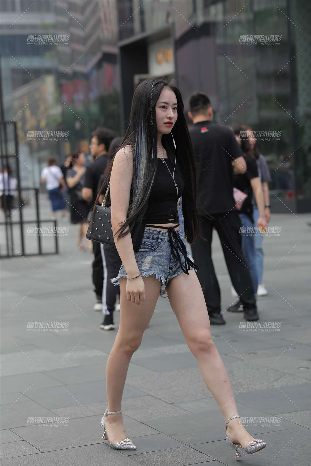图片[1]-短袖热裤高跟 夏天的必备-街拍流行馆