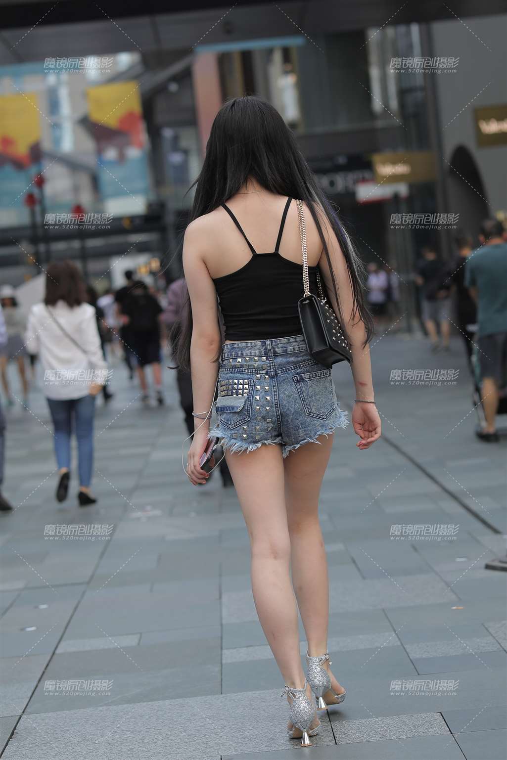 图片[2]-短袖热裤高跟 夏天的必备-街拍流行馆