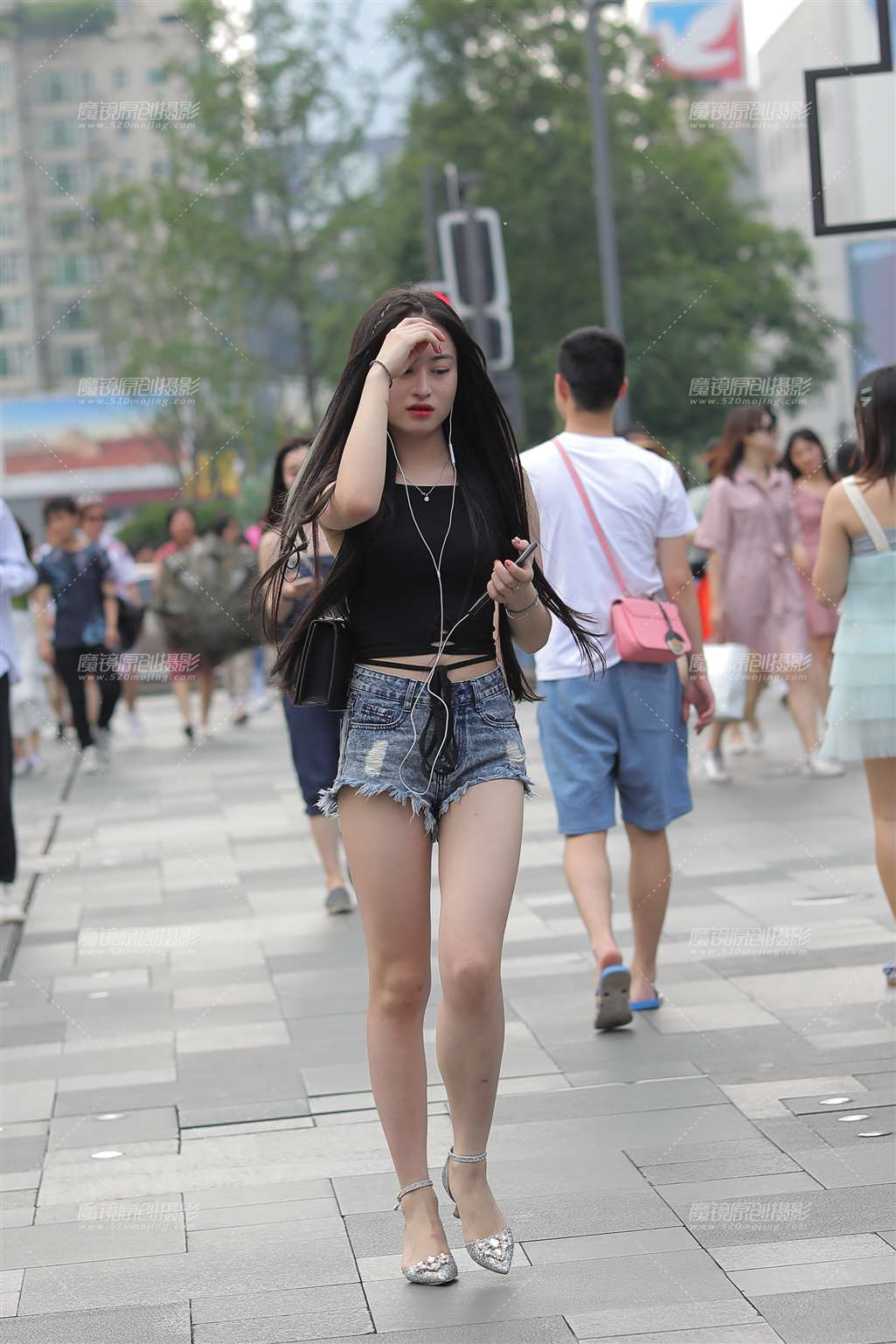 图片[3]-短袖热裤高跟 夏天的必备-街拍流行馆