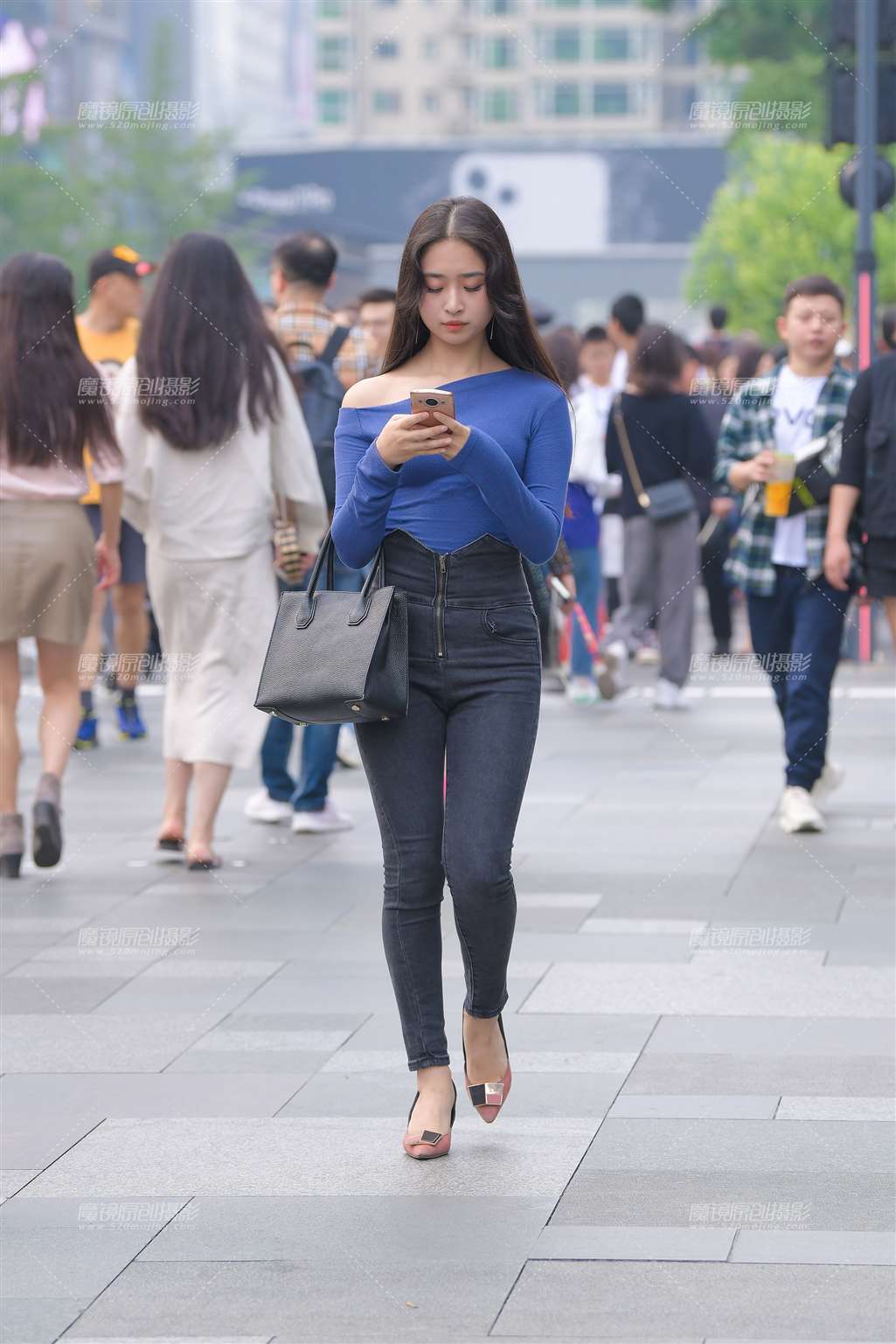 图片[3]-这文质彬彬de紧牛高跟美眉-街拍流行馆