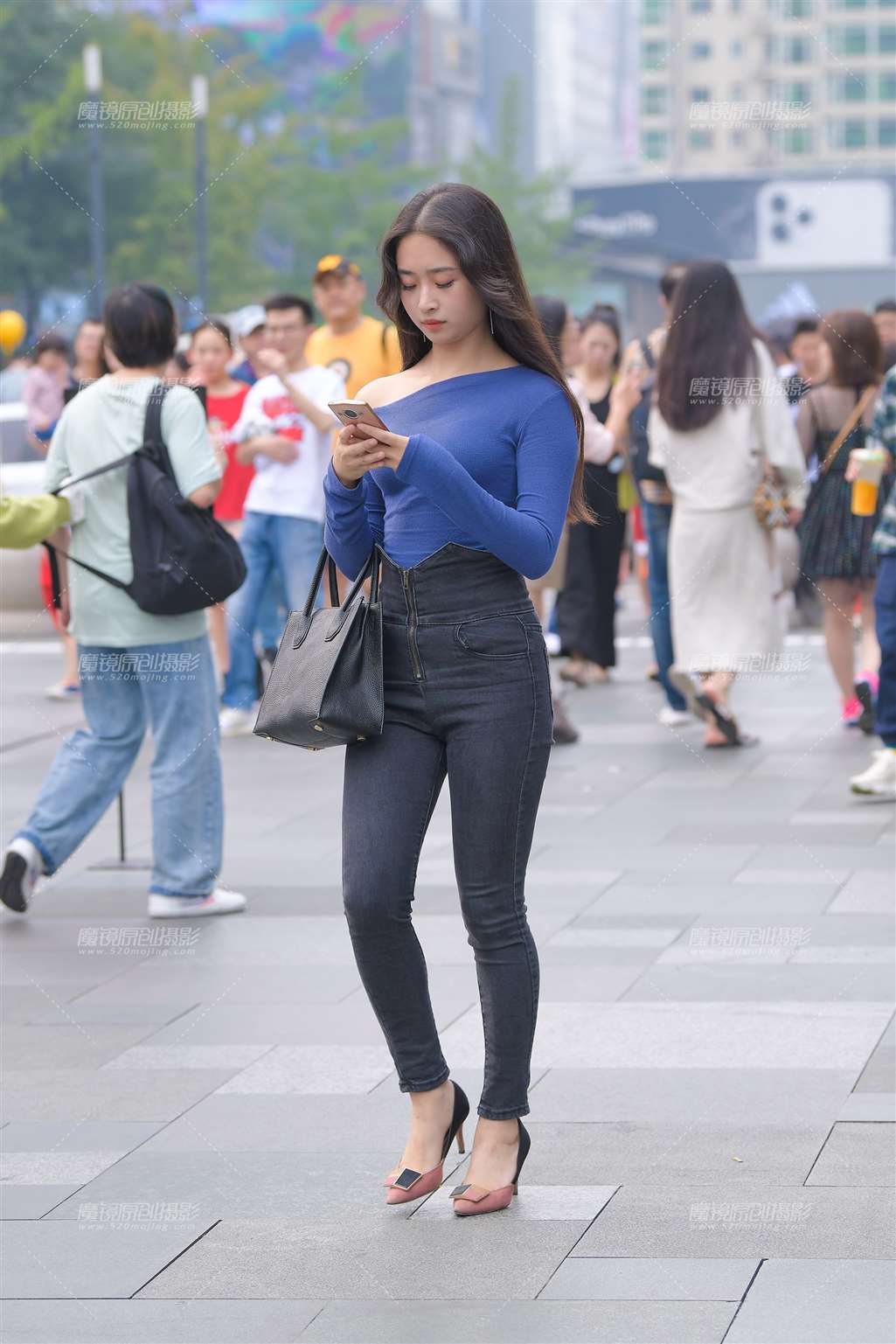 图片[1]-这文质彬彬de紧牛高跟美眉-街拍流行馆