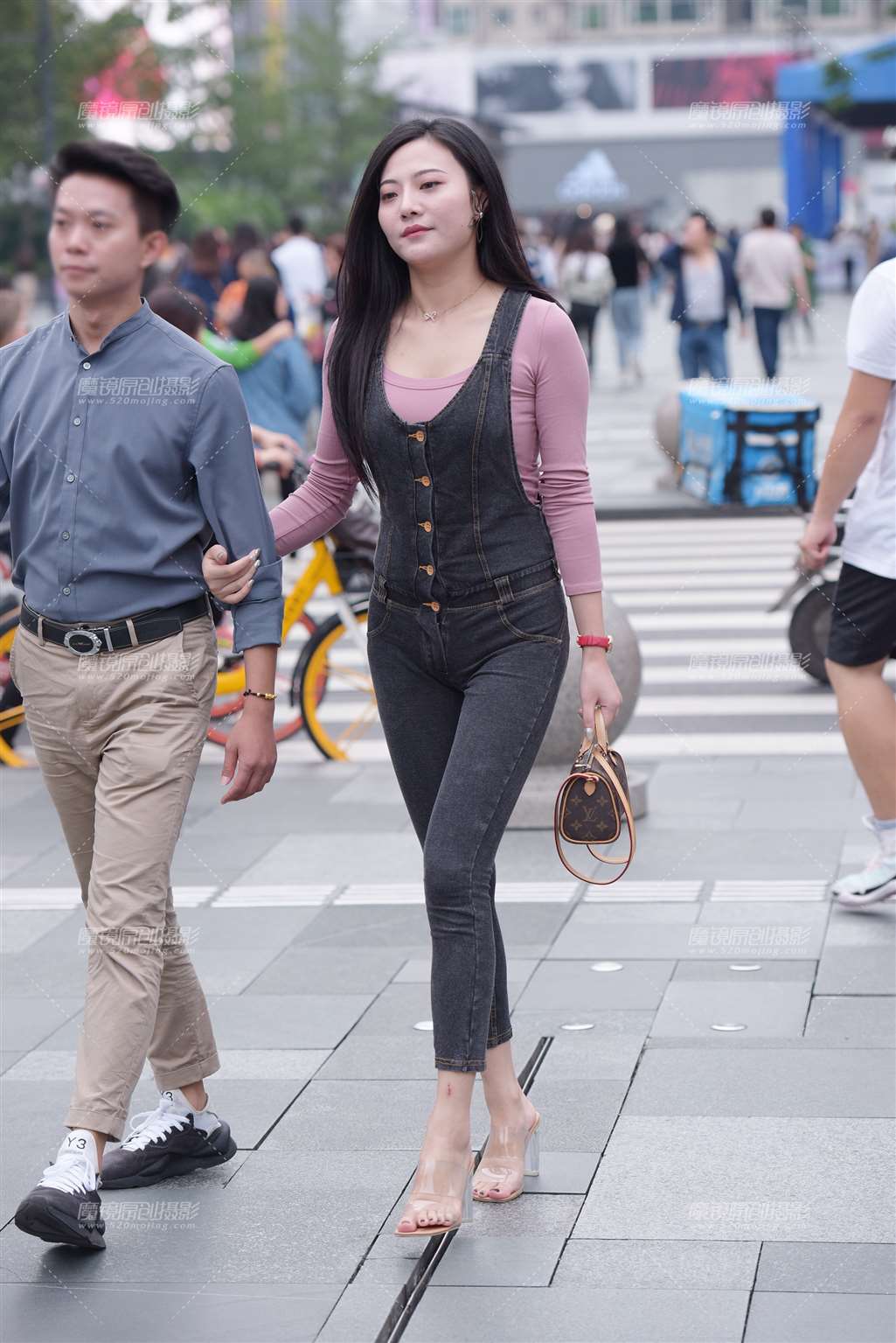 图片[1]-高跟长腿美女-街拍流行馆