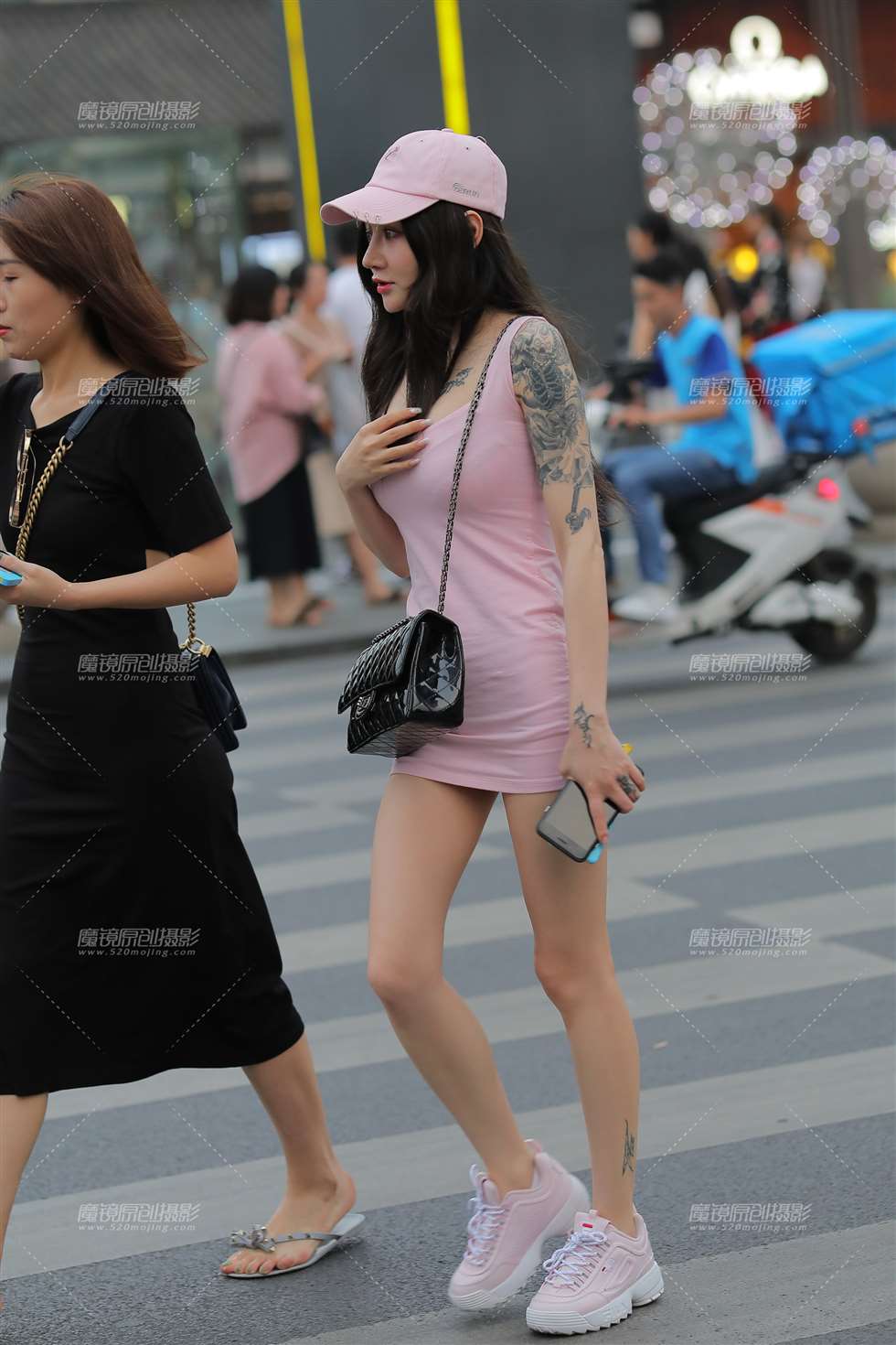图片[1]-酷酷的纹身女孩-街拍流行馆