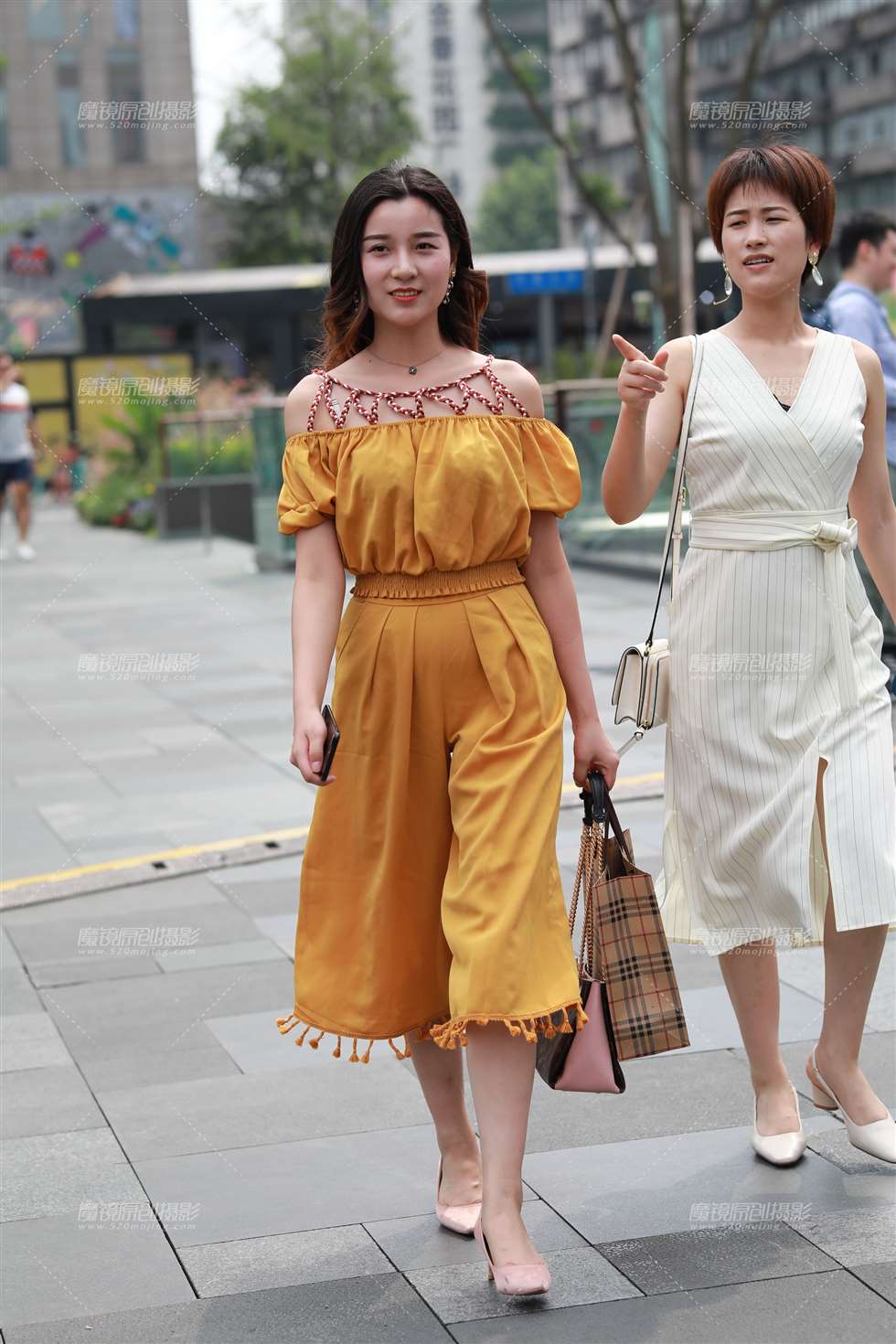 图片[1]-气质美妇人-街拍流行馆