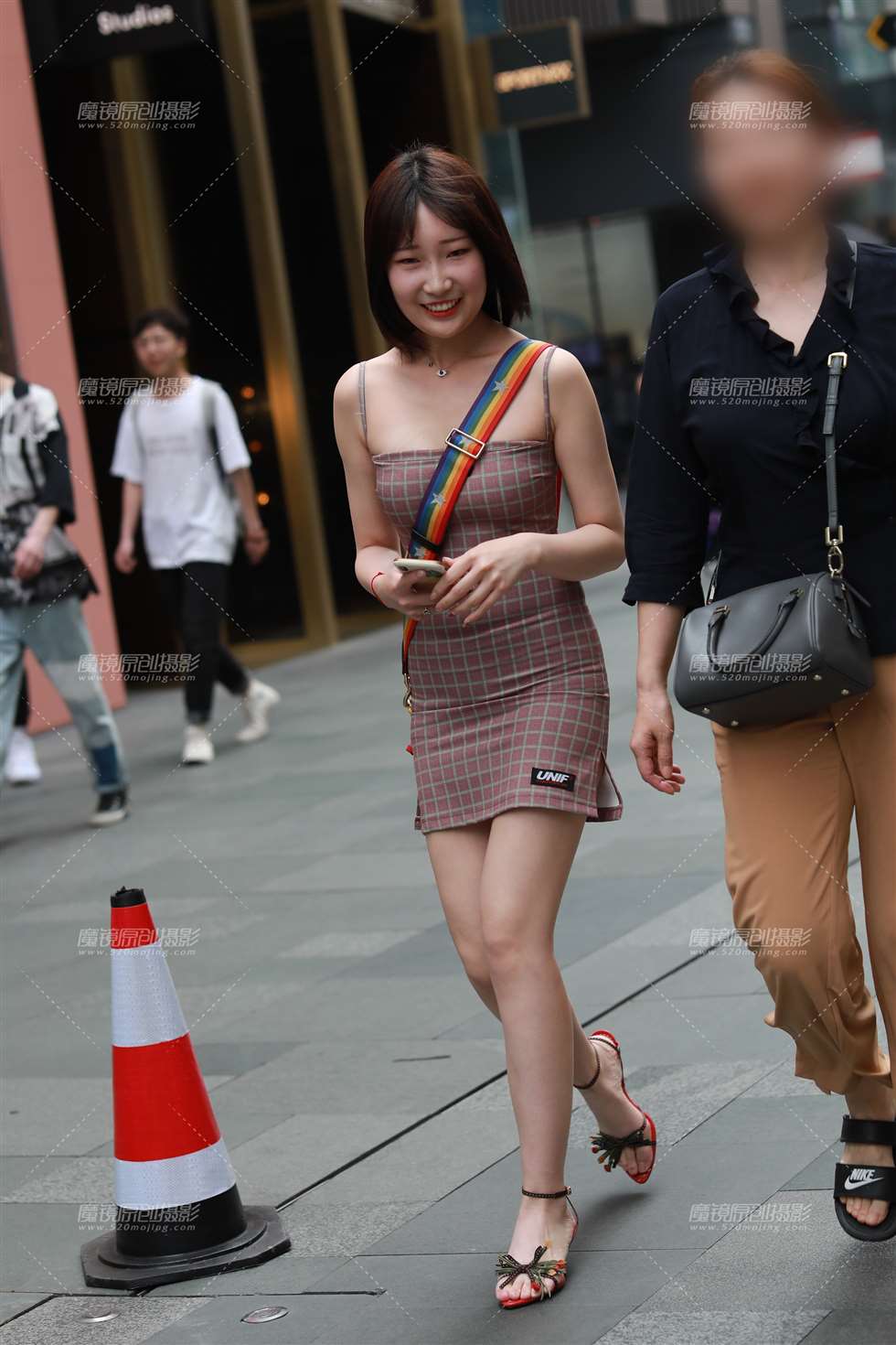 图片[1]-邻家小妹-街拍流行馆
