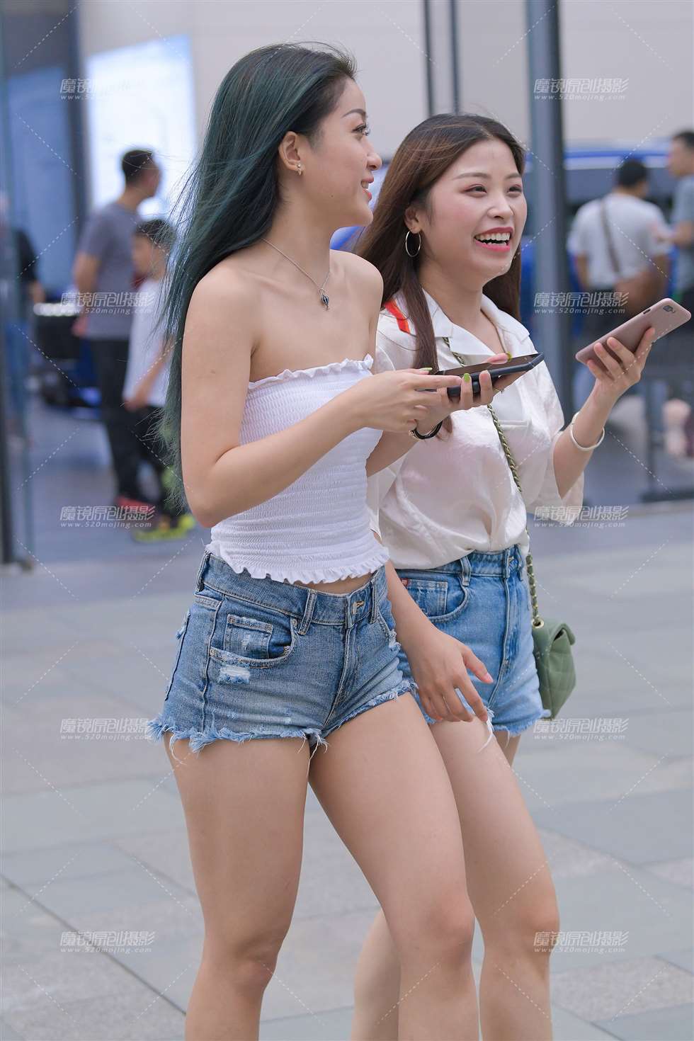 图片[1]-CHAO短热裤美眉-街拍流行馆