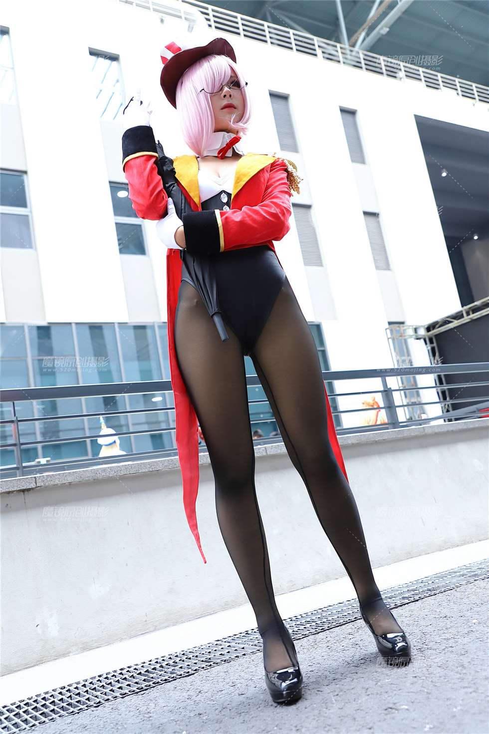 图片[5]-长腿黑丝红衣coser-街拍流行馆