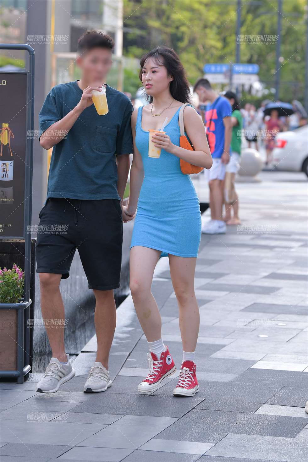 图片[3]-蓝色包臀裙性感女友-街拍流行馆