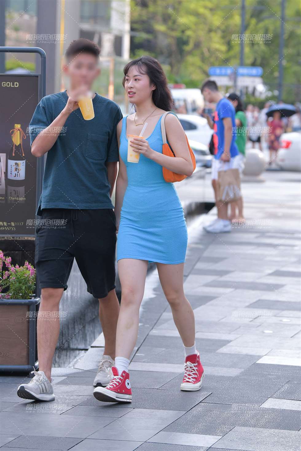 图片[1]-蓝色包臀裙性感女友-街拍流行馆