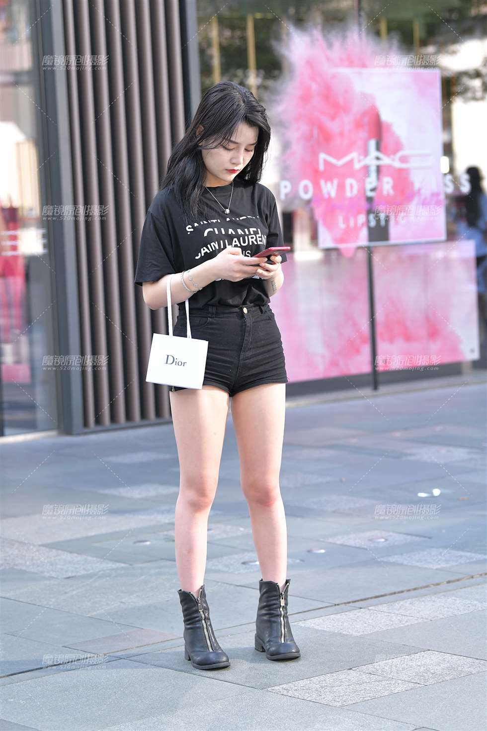 图片[1]-性感黑色热裤美眉-街拍流行馆