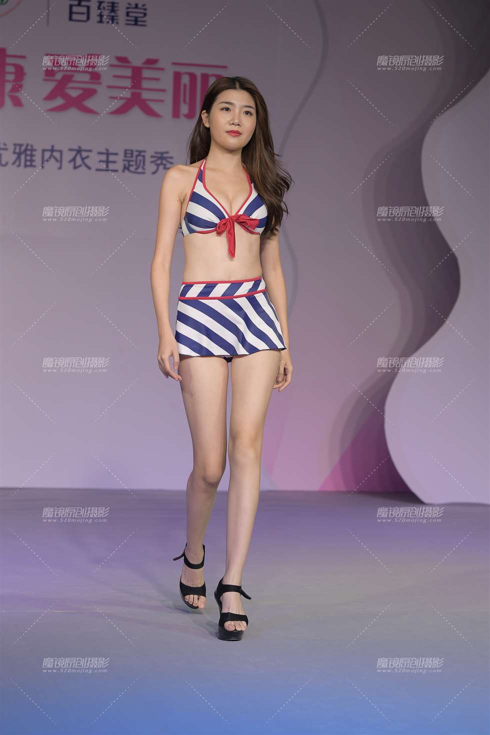 图片[3]-笔直的大长腿美女-街拍流行馆