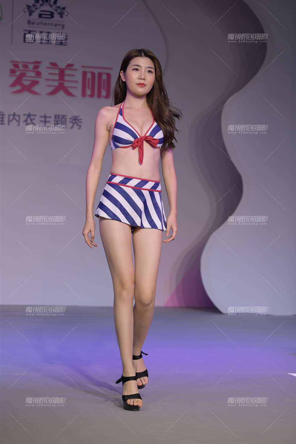 图片[4]-笔直的大长腿美女-街拍流行馆