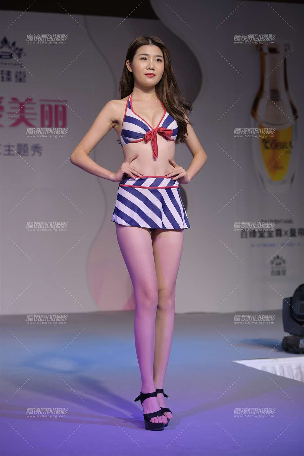 图片[1]-笔直的大长腿美女-街拍流行馆