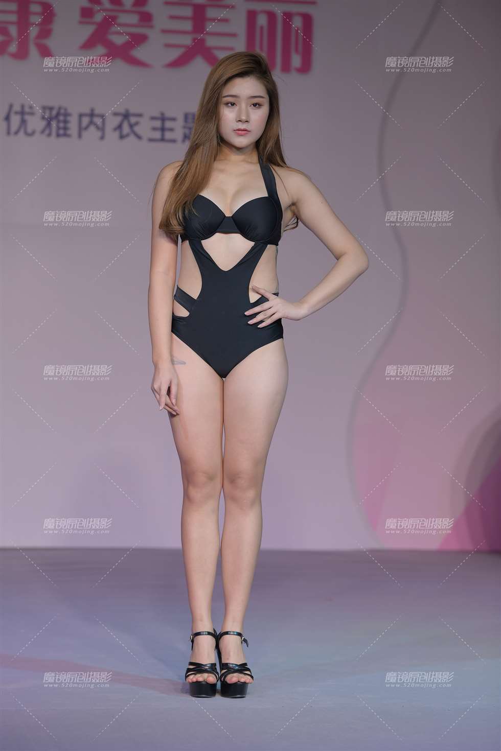 图片[1]-黑色连体比基尼-街拍流行馆