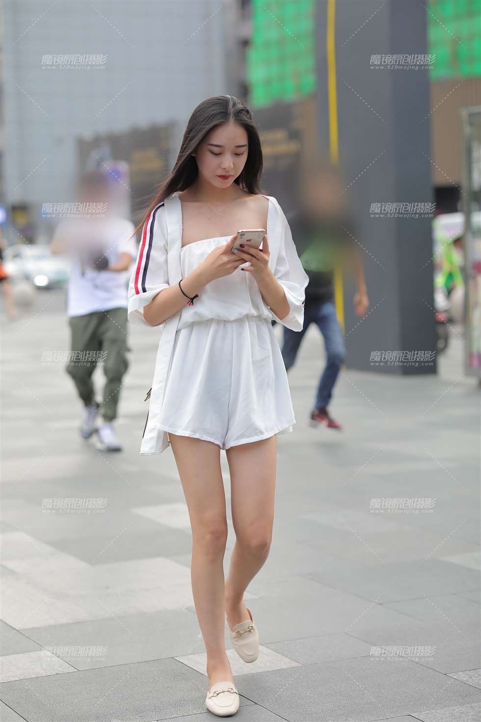 图片[1]-清秀可人的邻家女孩-街拍流行馆