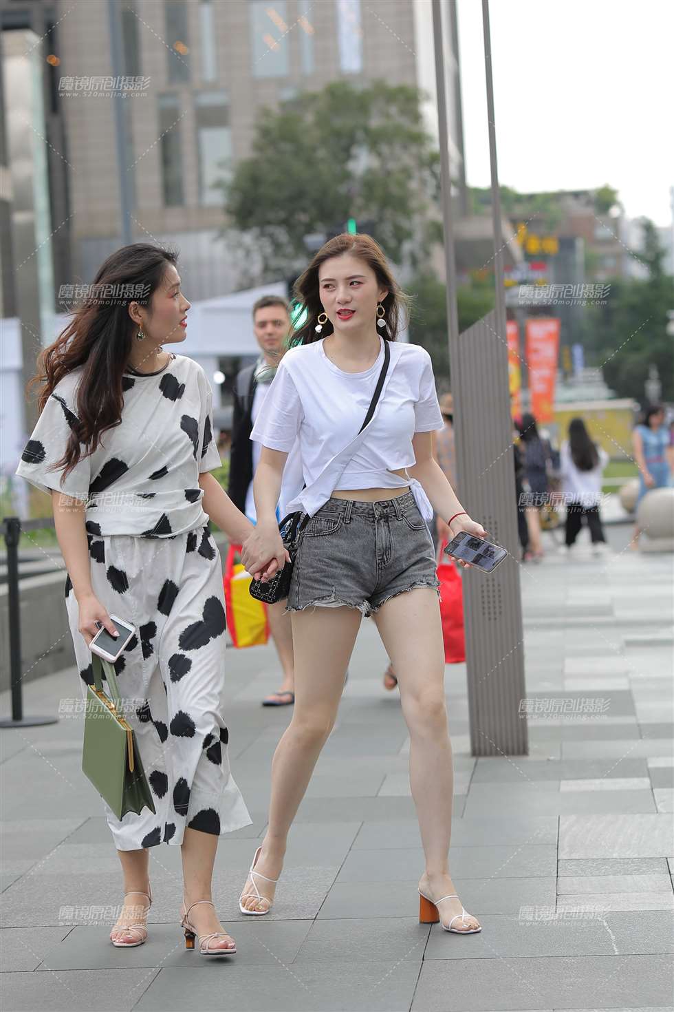 图片[1]-这腿 真白啊-街拍流行馆