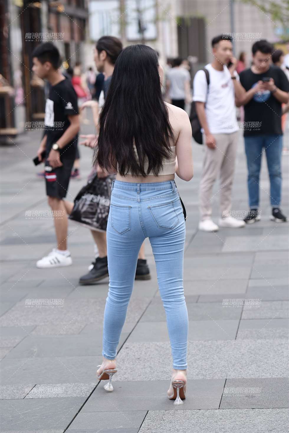 图片[2]-牛字裤美女-街拍流行馆