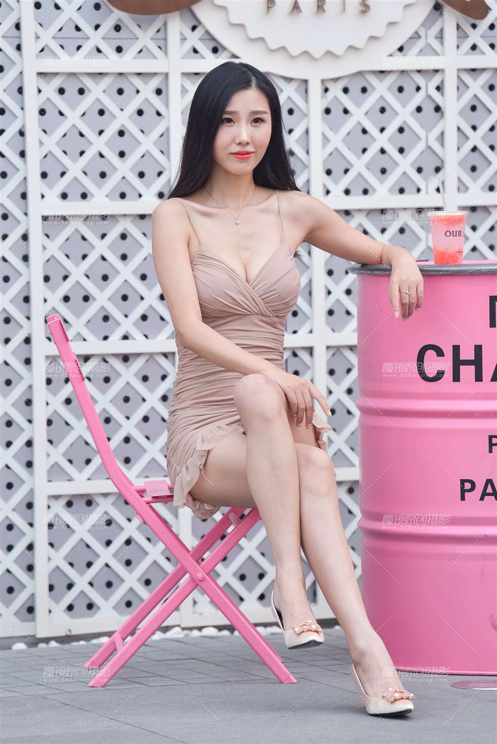 图片[2]-性感长腿吊带裙美女-街拍流行馆