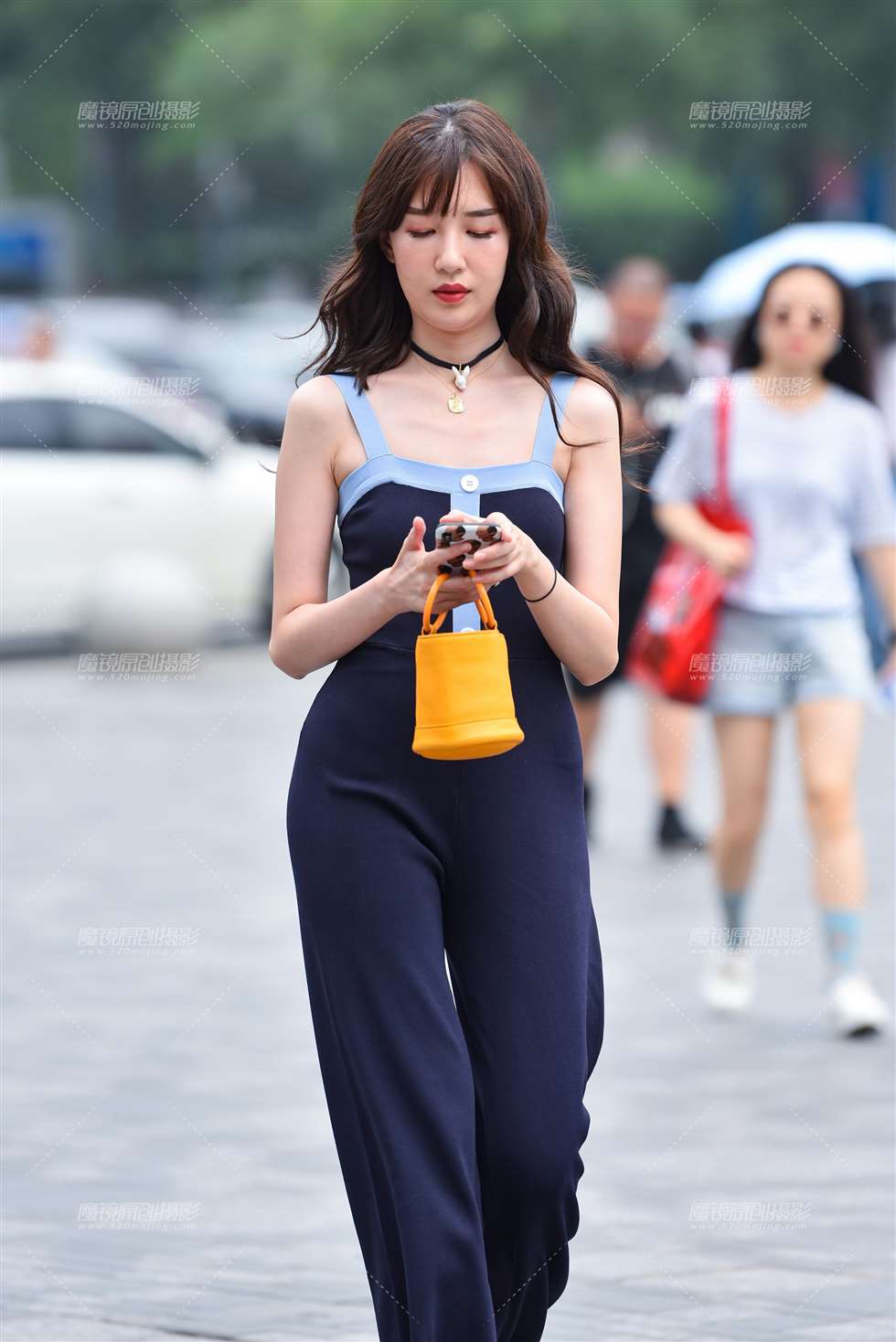 图片[1]-精致连体装美女-街拍流行馆