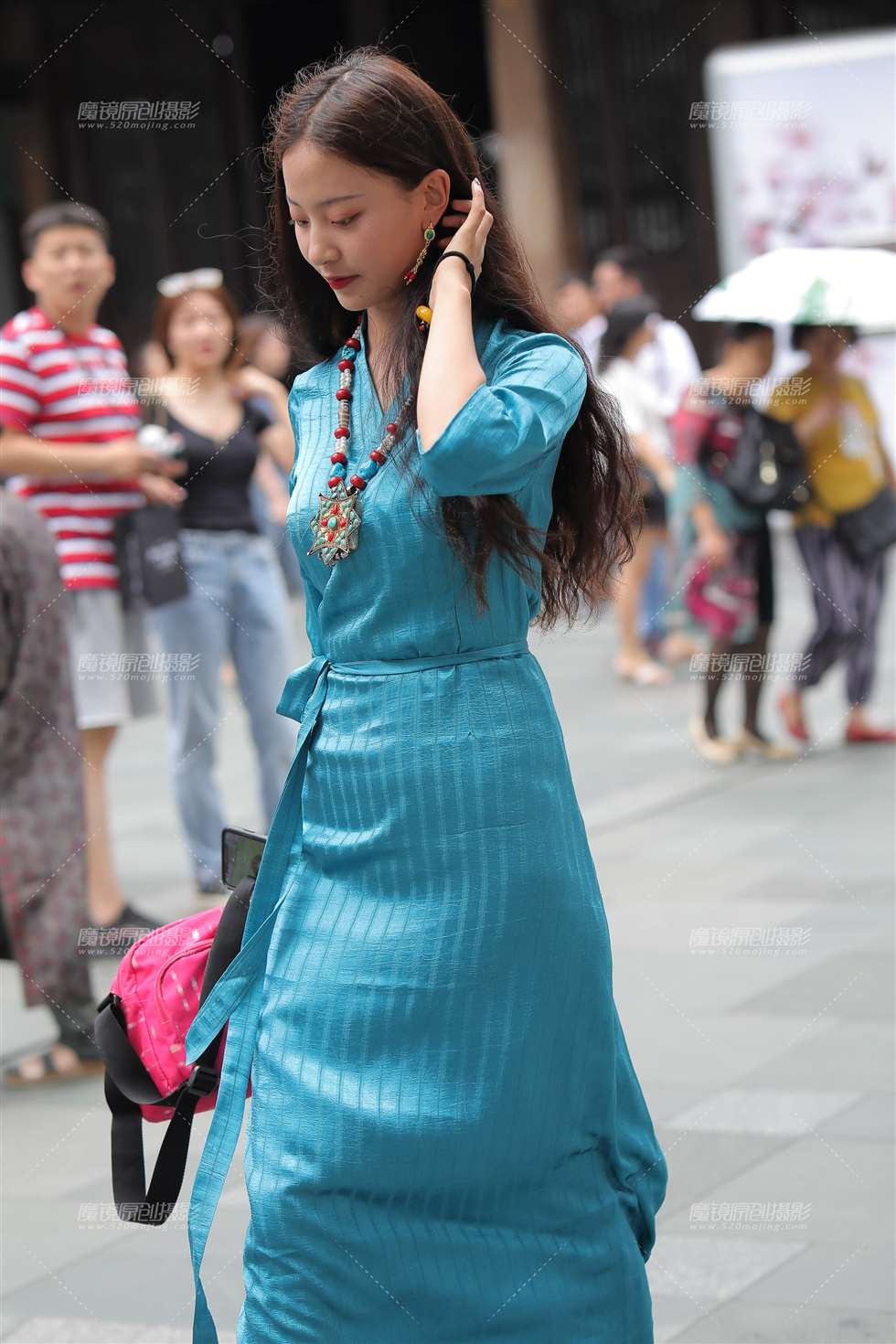 图片[2]-长裙高挑美眉-街拍流行馆