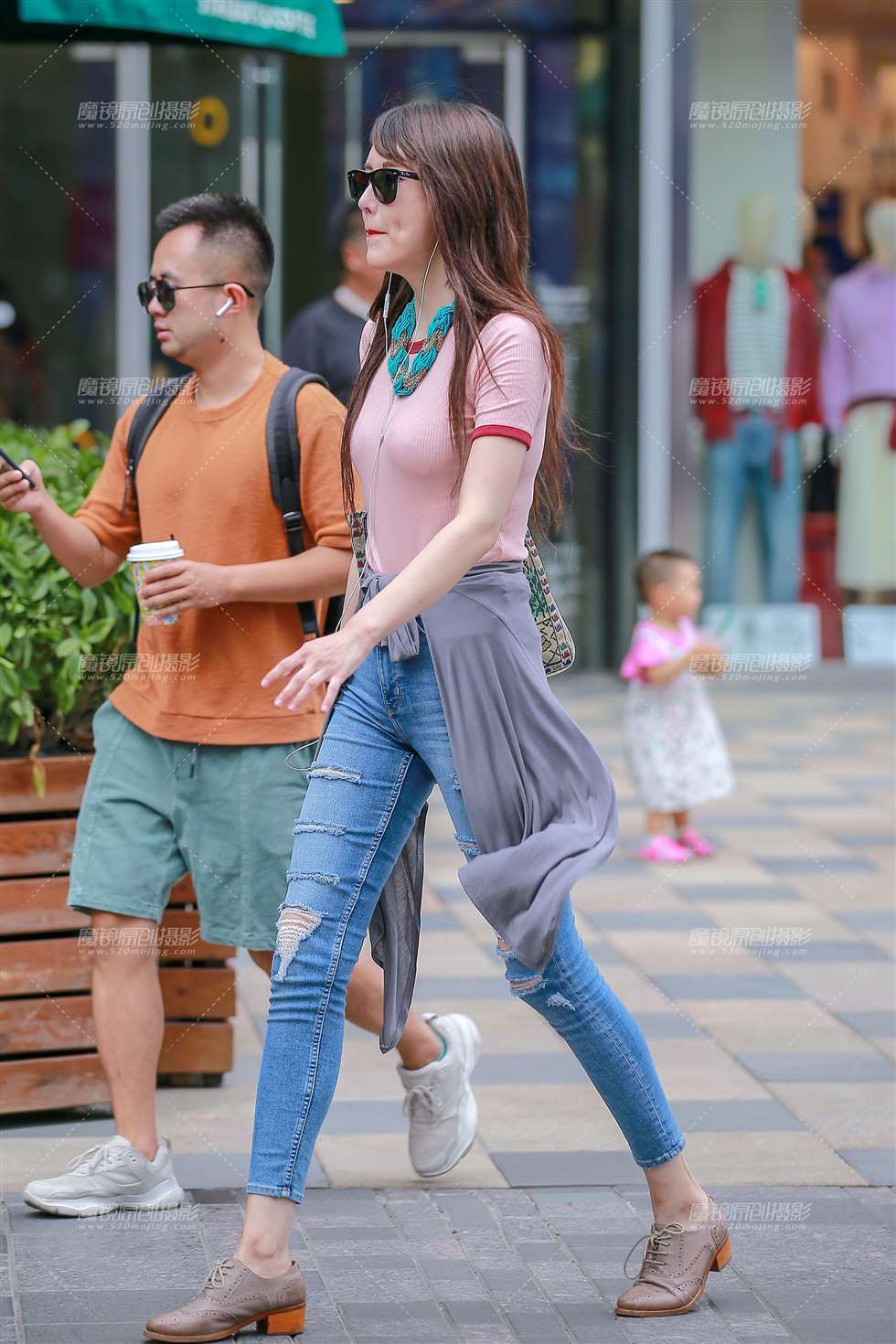 图片[3]-牛仔裤高挑美女-街拍流行馆